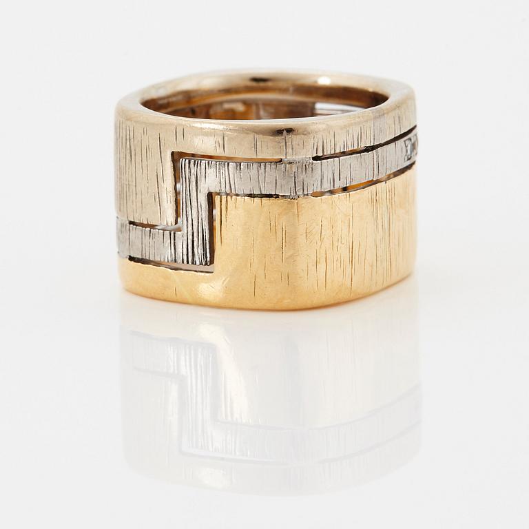 Ring 18K guld med runda briljantslipade diamanter.