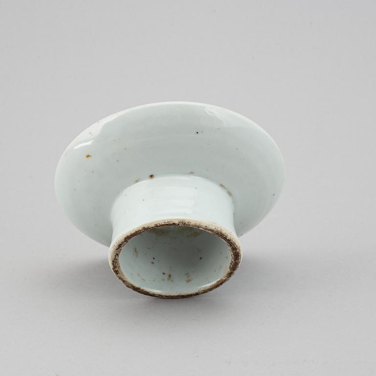 A blue and white korean tazza, 18/19th Century.