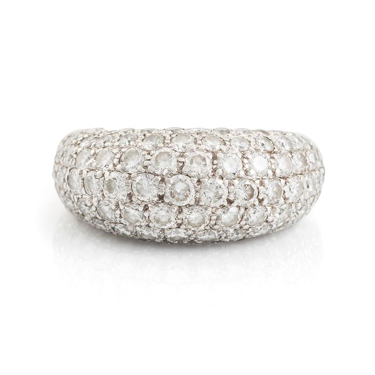 An 18K white gold ring set  with round brilliant-cut diamonds.