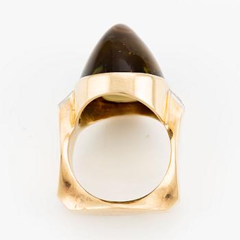 Ring, Hans Scherlund, 18K guld med cabochonslipad turmalin och briljantslipade diamanter.