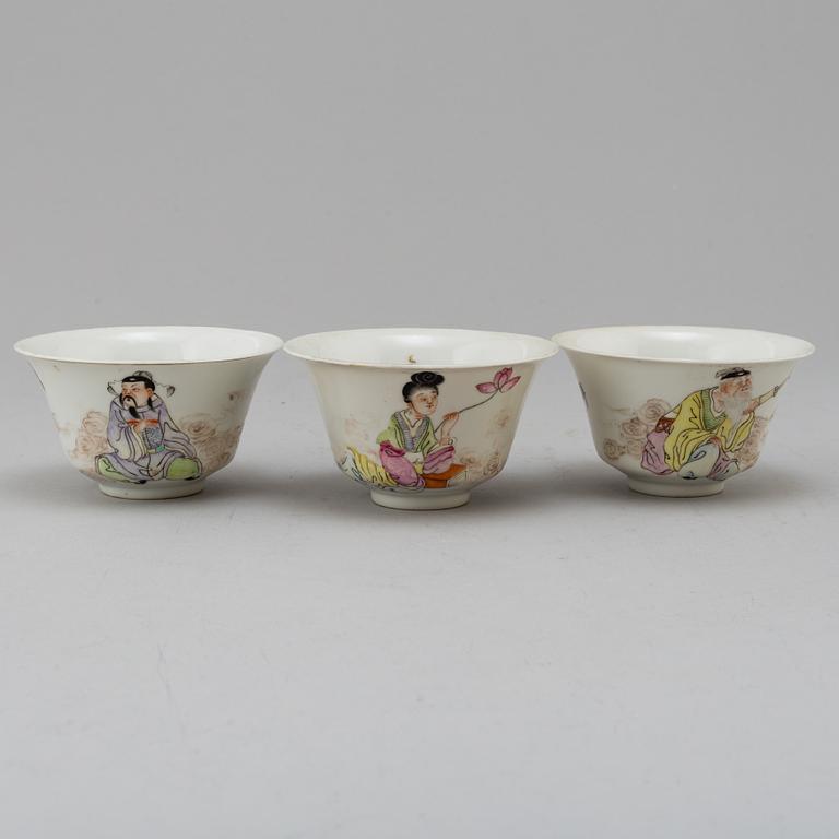 SIX CHINESE PORCELAIN BOWLS. 19th/20th century.