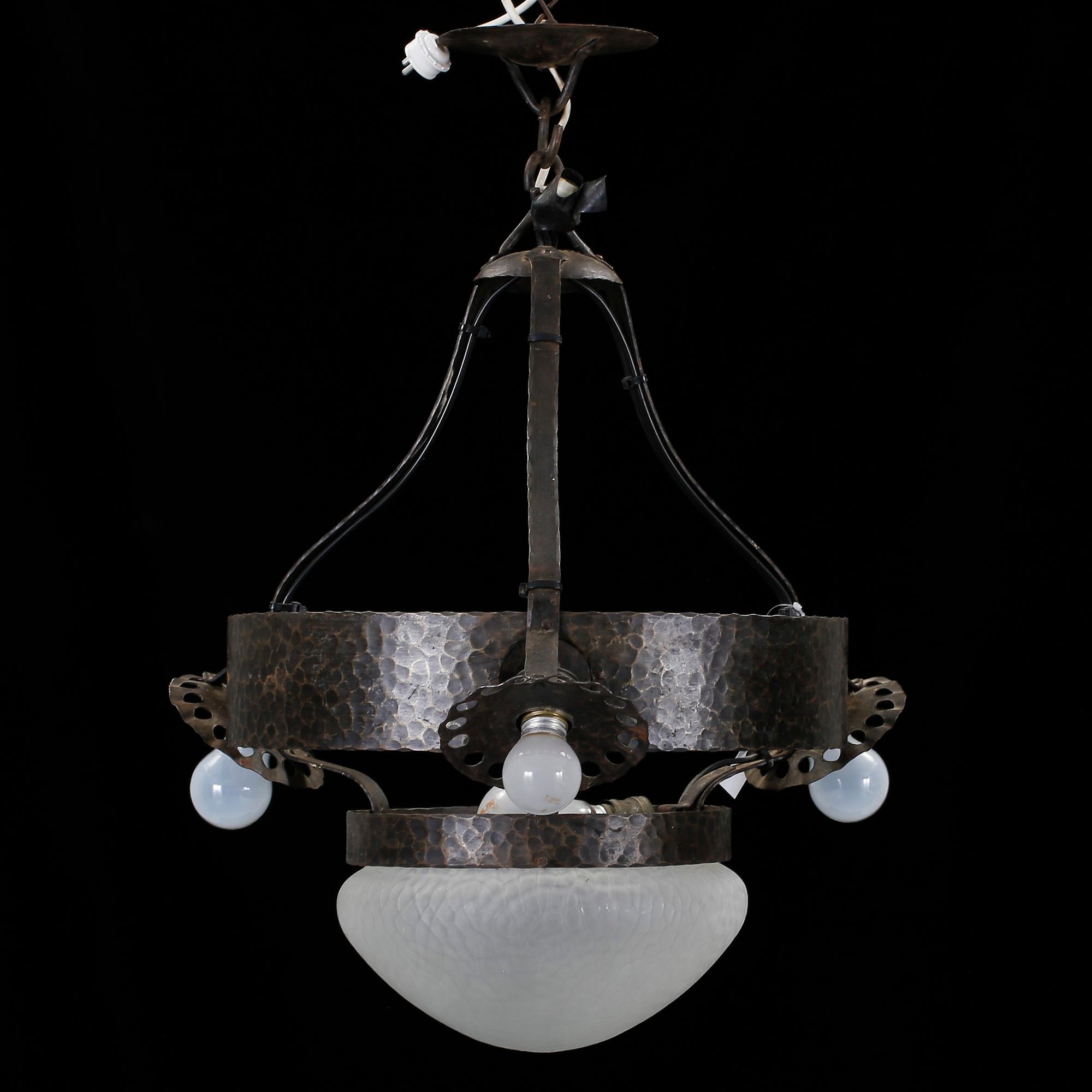 TAKLAMPA, järn  samt glas, jugend, troligen Böhlmarks, början 1900-tals.