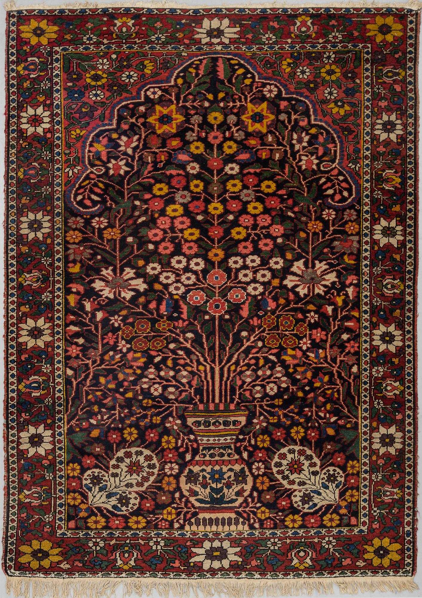 A RUG, semi-antique Bakhtiari, circa 201,5 x 146,5 cm.