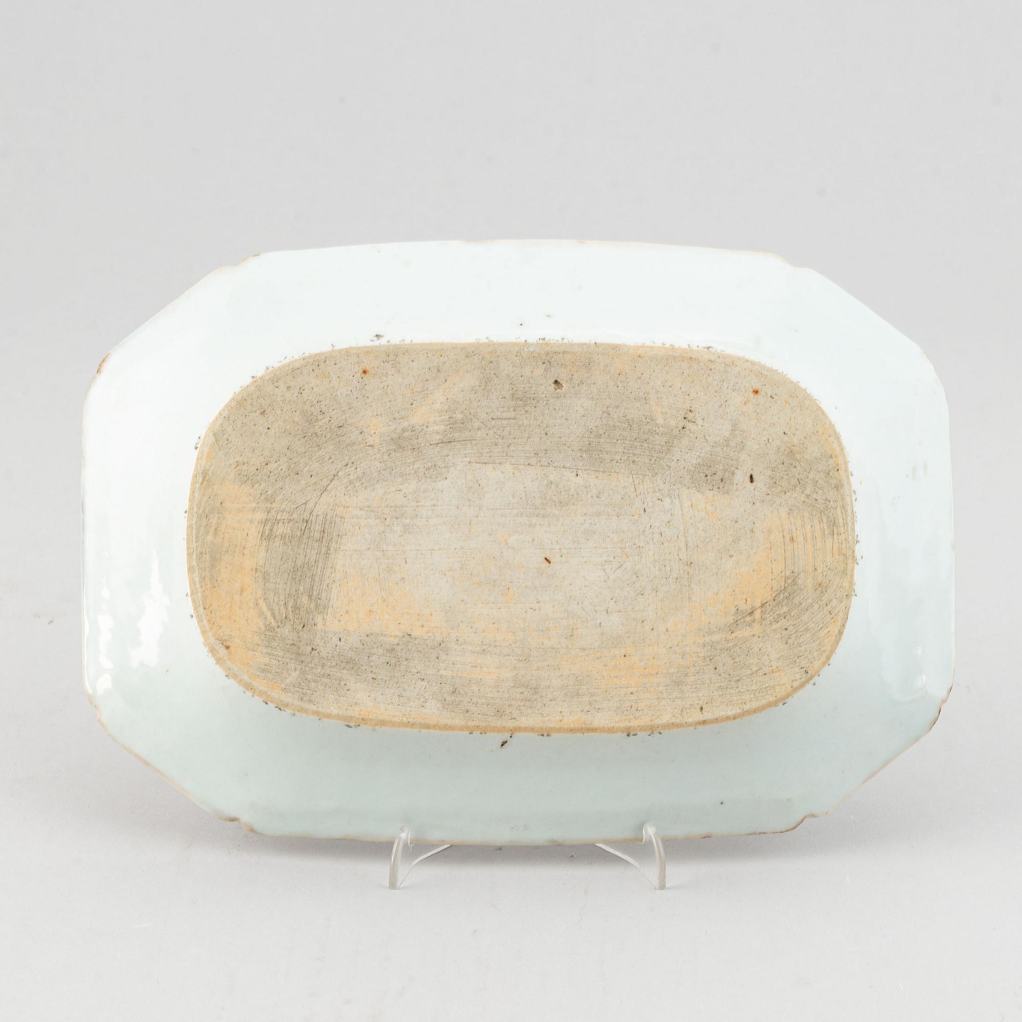 A famille rose serving dish, Qing dynasty, Qianlong (1736-95).