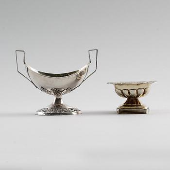 SALTKAR, 2 st, silver, Ryssland, en daterad 1824. Vikt ca 134 gram.
