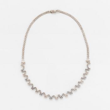 Collier 18K vitguld med runda briljantslipade diamanter och blå safirer.