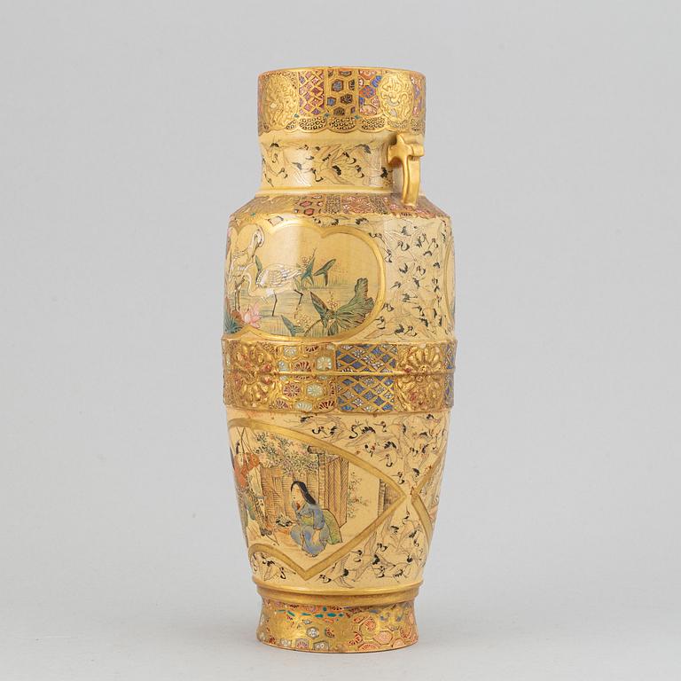 A richly decorated japanese Satsuma vase, made in Kobe Japan, Meiji period (1868-1912).