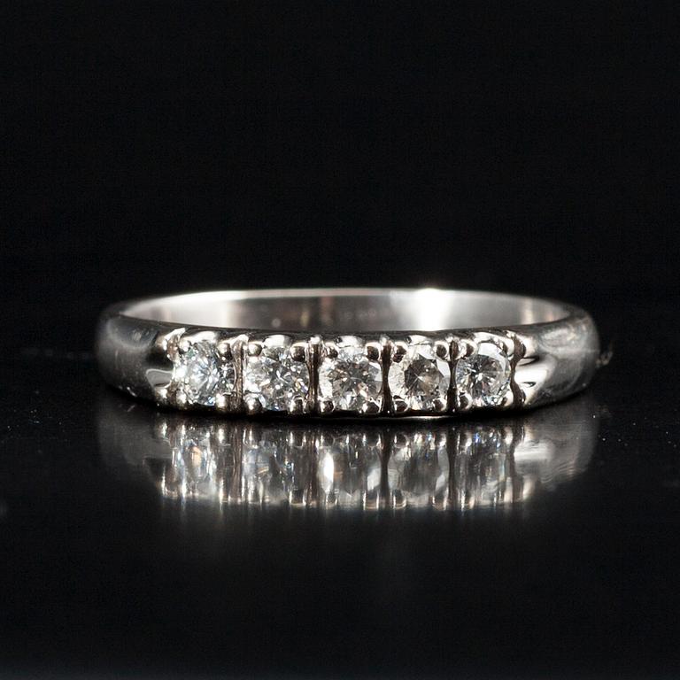 RING, 18K vitguld, 5 briljantslipade diamanter tot. 0,30 ct. Vikt 3,2 g.