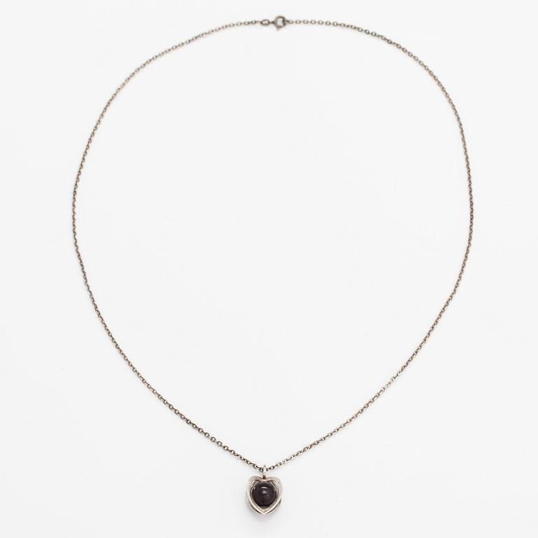 Elis Kauppi, A silver necklace with a smoaky quartz. Kupittaan kulta, Turku.