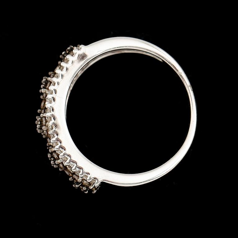 RING, 10 k vitguld, briljantslipade diamanter tot ca 0.63 ct.