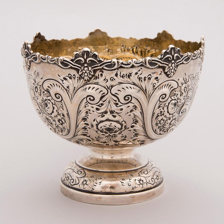 A BOWL, silver, Sheffield 1904.