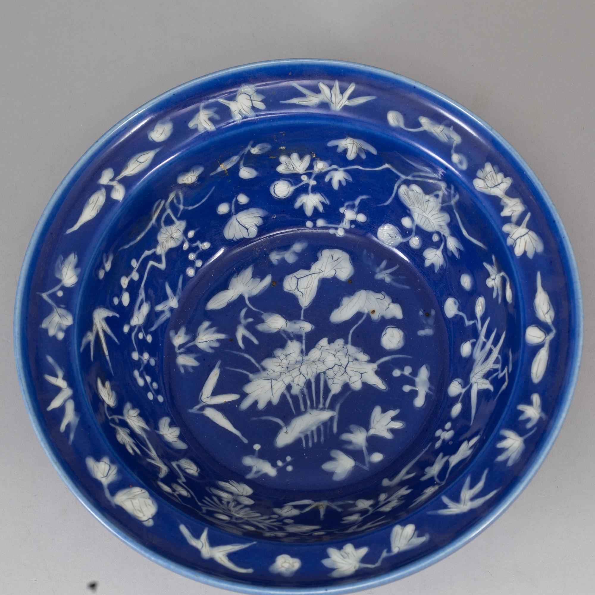 A slip decorated basin, Qing dynasty, 19th Century.