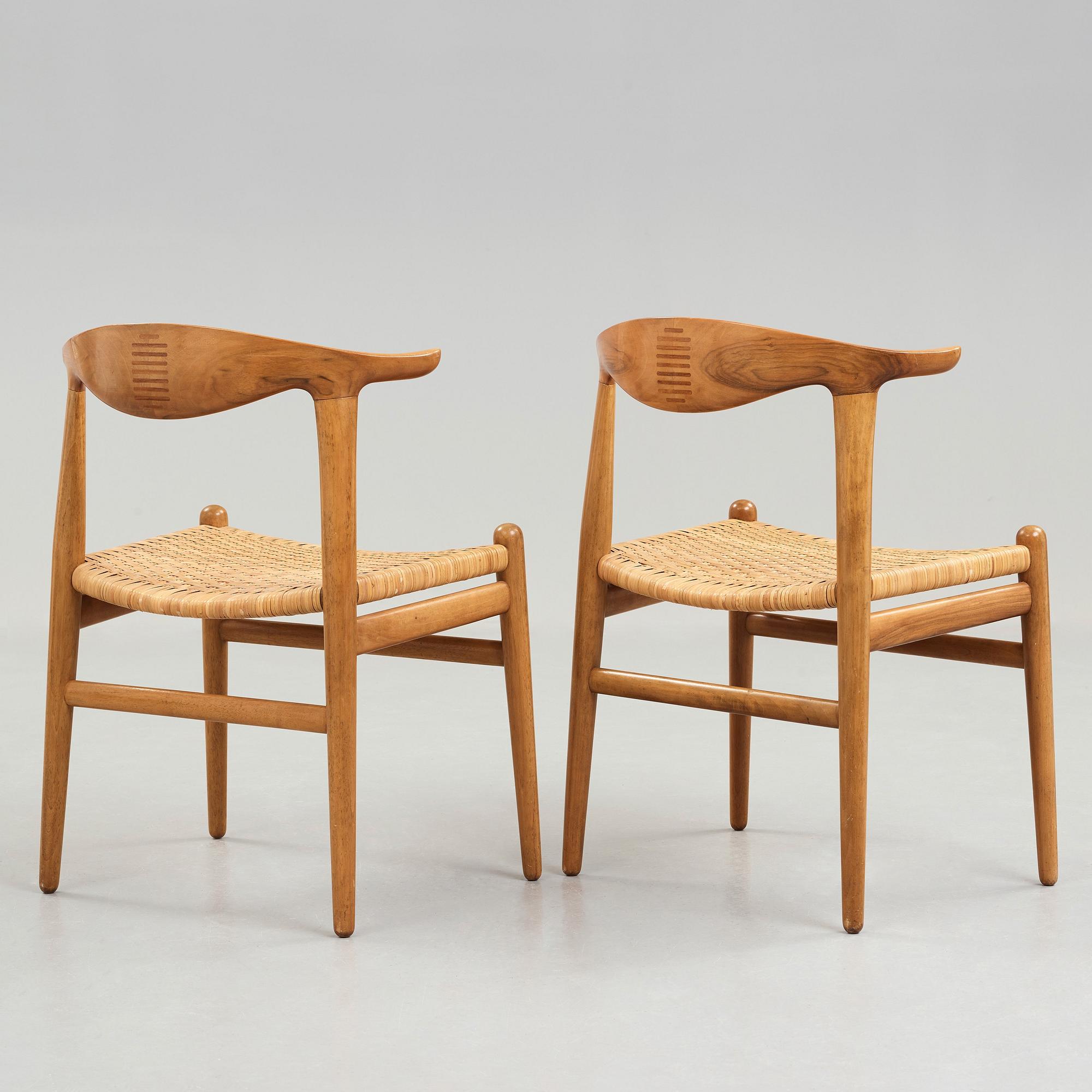 Hans J. Wegner, "Kohornsstolen/ Cowhorn chair", två stycken, "JH-505", Johannes Hansen, Danmark 1950-60.