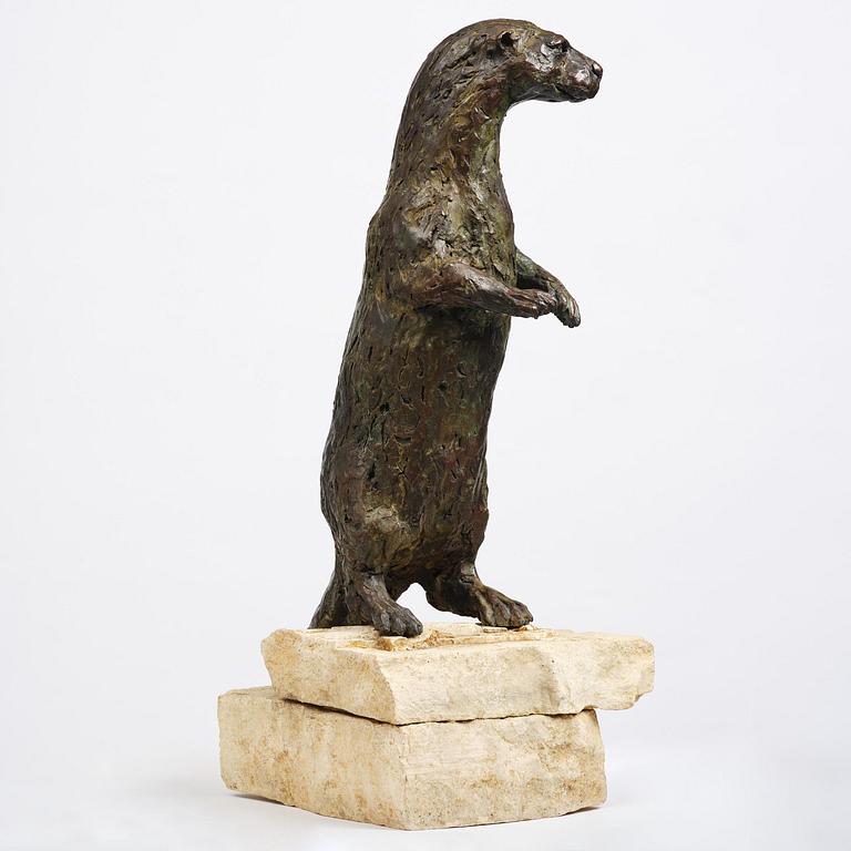 Hamish Mackie, "Standing otter".