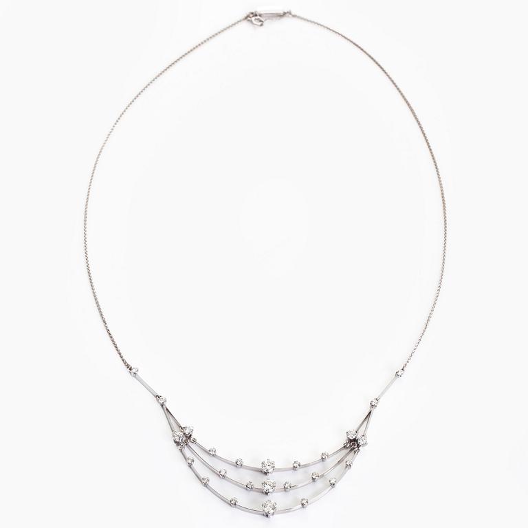 Collier, 18K vitguld med briljantslipade diamanter. A Tillander 1973.