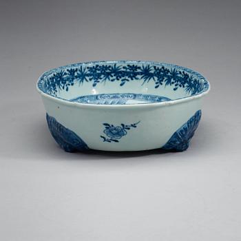 A blue and white salad dish, Qing dynasty, Qianlong (1736-95).