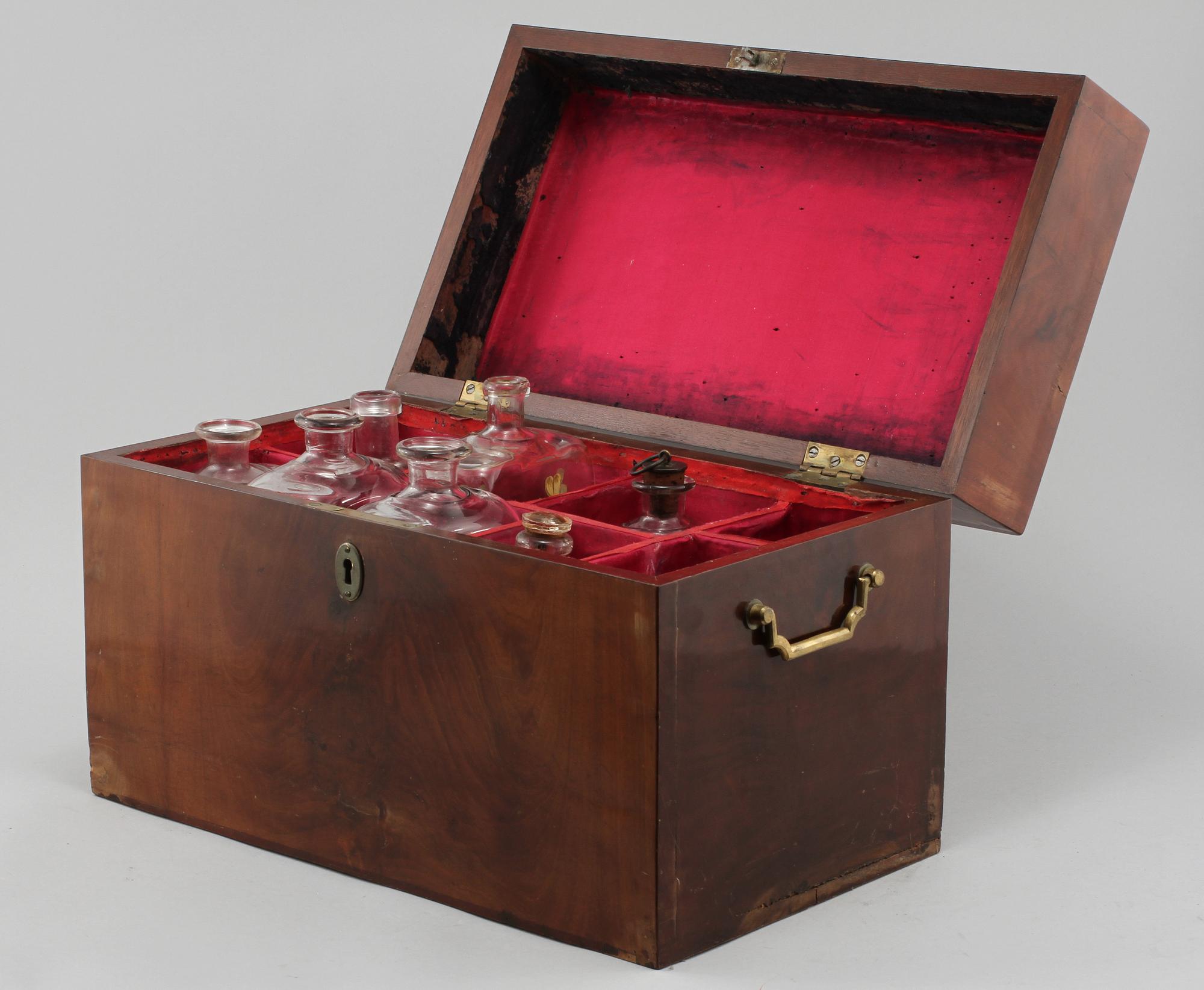 SCHATULL MED FLASKOR, 1800-tal.