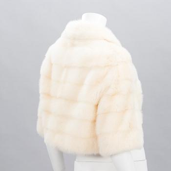 PÄLSJACKA MED BÄLTE SAMT HAT.