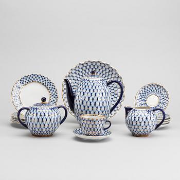 A 28 PIECE PORCELAIN 'COBOLT NET' SERVICE FROM LOMONOSOV.