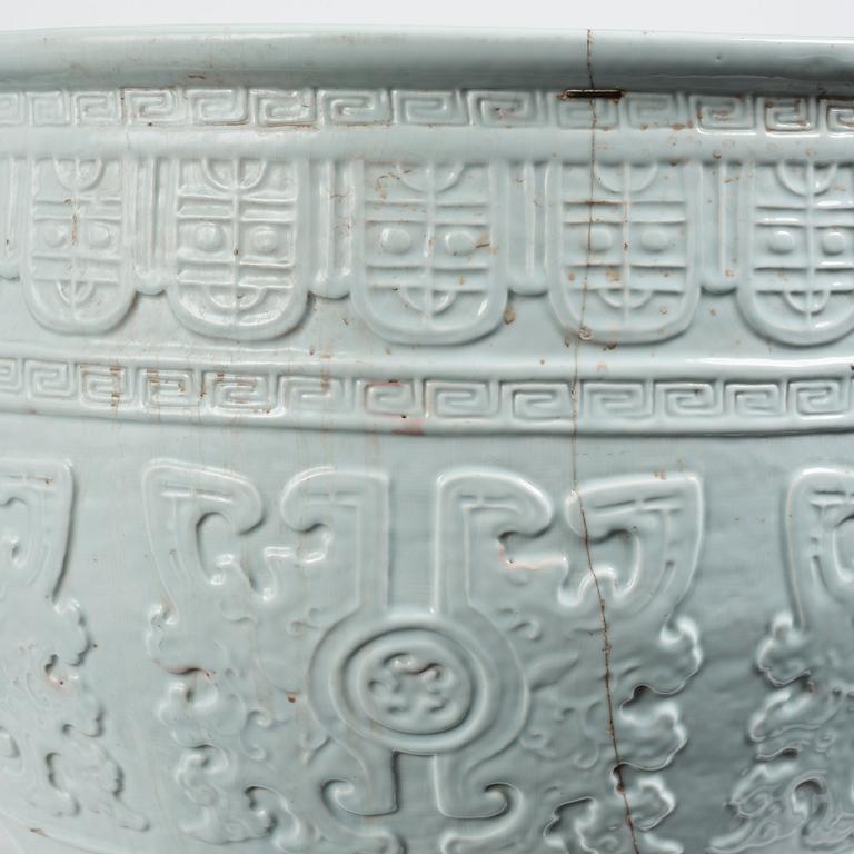 A massive blanc de chine basin, Qing dynasty, 18th Century. With a 滄亭清玩 'cang ting qing wan' mark.
