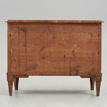 A late Gustavian commode by Lorentz Lundelius (master in Köping-Kungsör 1793-1805).