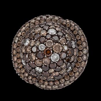 A Tresori white- and cognacs coloured brilliant cut diamond ring, tot. app. 8 cts.
