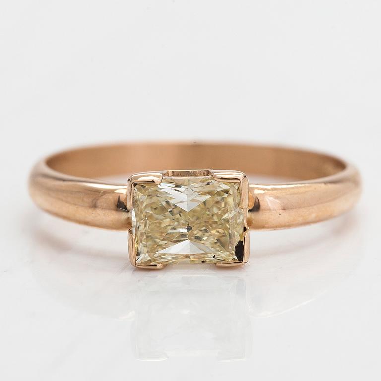 A 14K gold ring, with a rectangular modified princess-cut diamond approx. 1.00 ct. With IGI certificate.