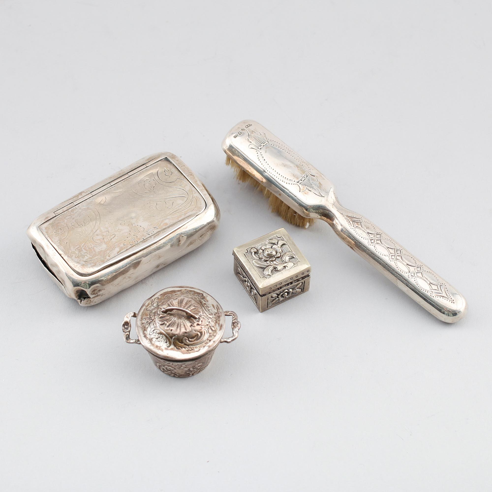 SILVERFÖREMÅL, 4 delar, 1900-tal. Vikt med borste ca 145 g.