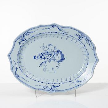 Rörstrand, A porcelain tureen with lid and a platter, after an original from 1758 and 1760, Rörstrand, Sweden, 1970's.