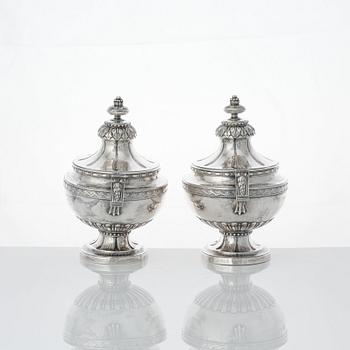 Arvid Floberg, såsterriner med lock och fat, ett par, silver, Stockholm 1780. Gustavianska.