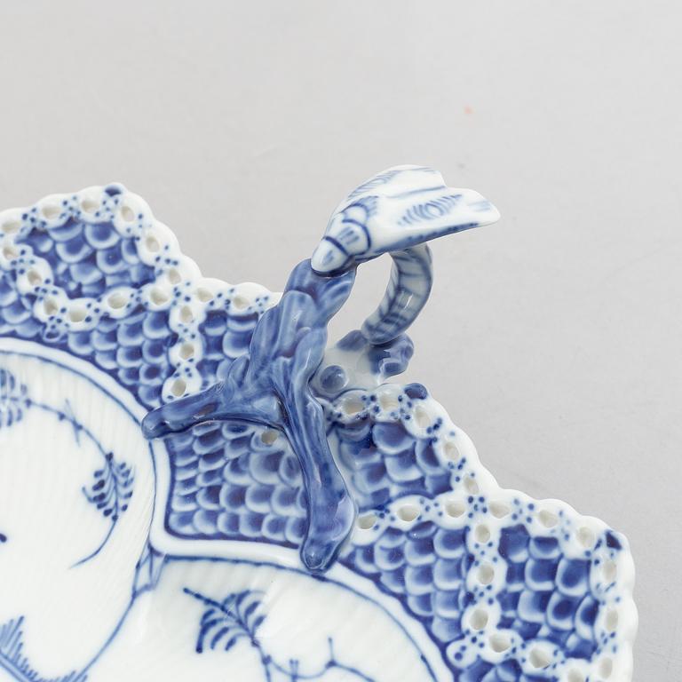 A "Blue fluted full lace" / "Musselmalet" porcelain serving dish, Royal Copenhagen, model 1077, 1965.