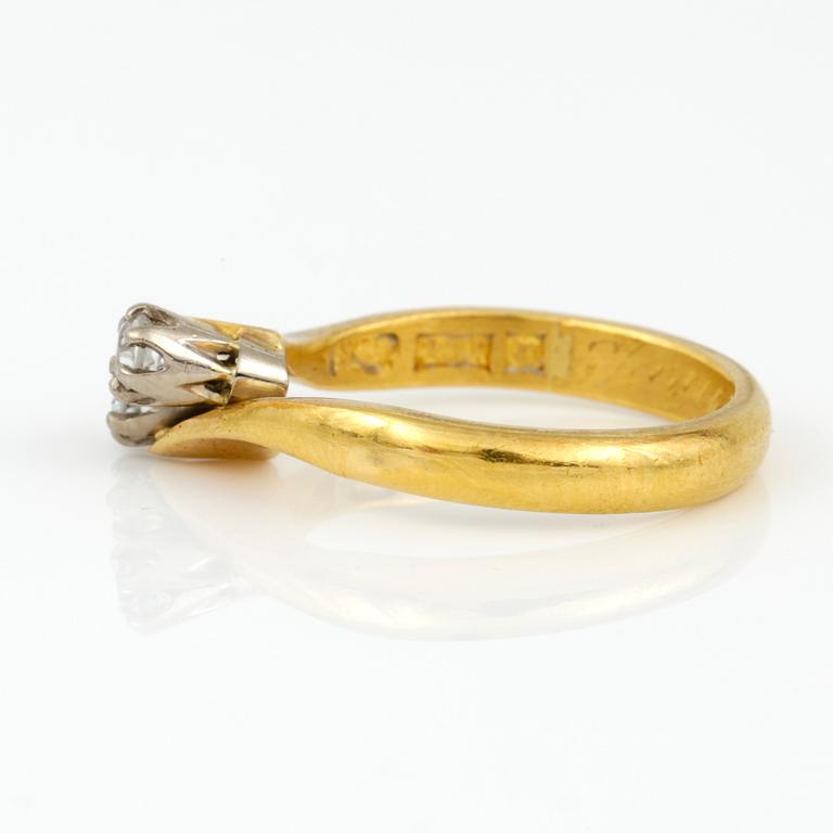 RING samt HALSBAND, ringen 23K guld, Umeå. Vikt 5,17 g. Halsband 18K vitguld med diamant, tot ca 0,09 ct. Vikt 5,47 g.