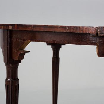 BORD, två stycken, 1800-tal, mahogny med trissor.