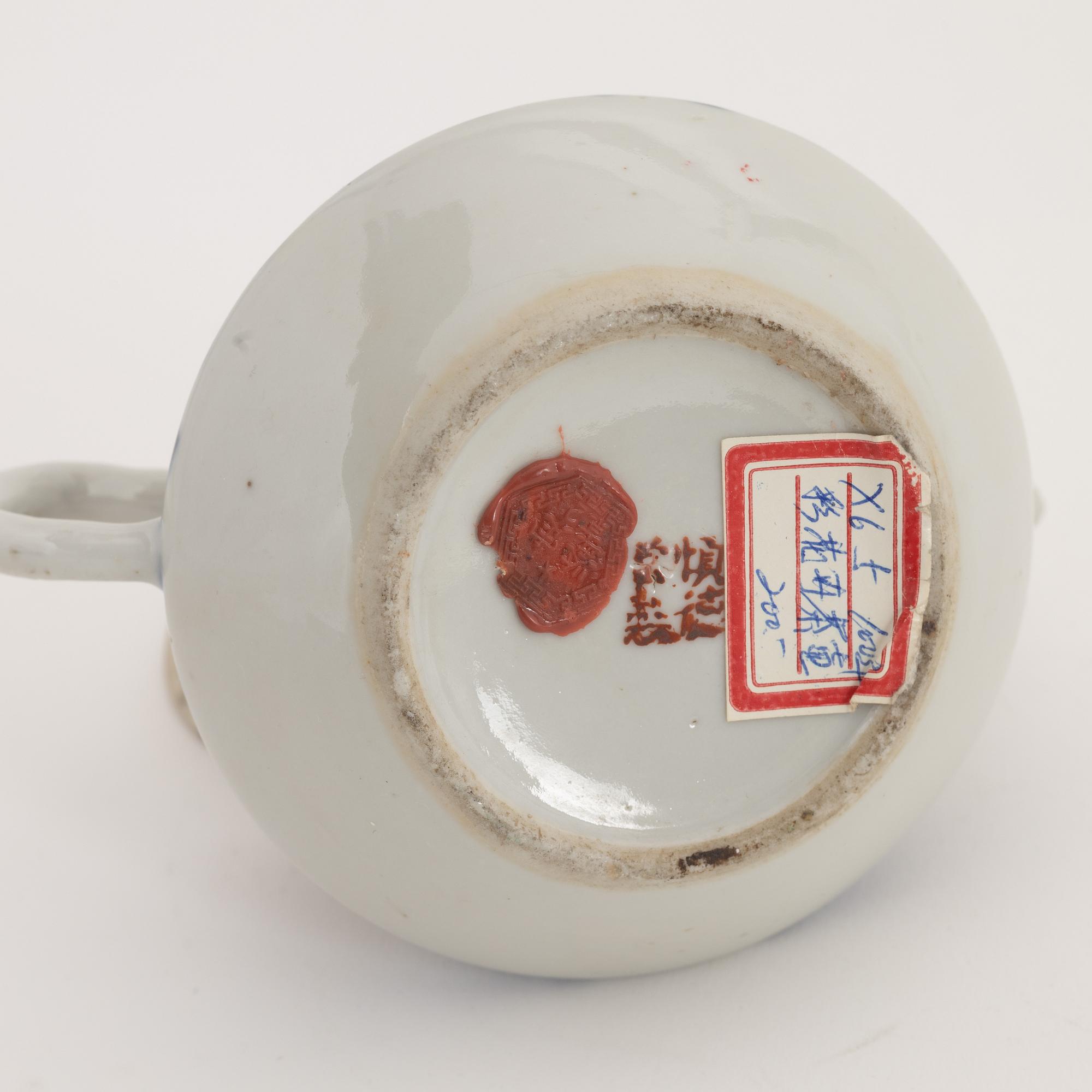 A set of two serving dishes and a teapot, 19th/20th century.
