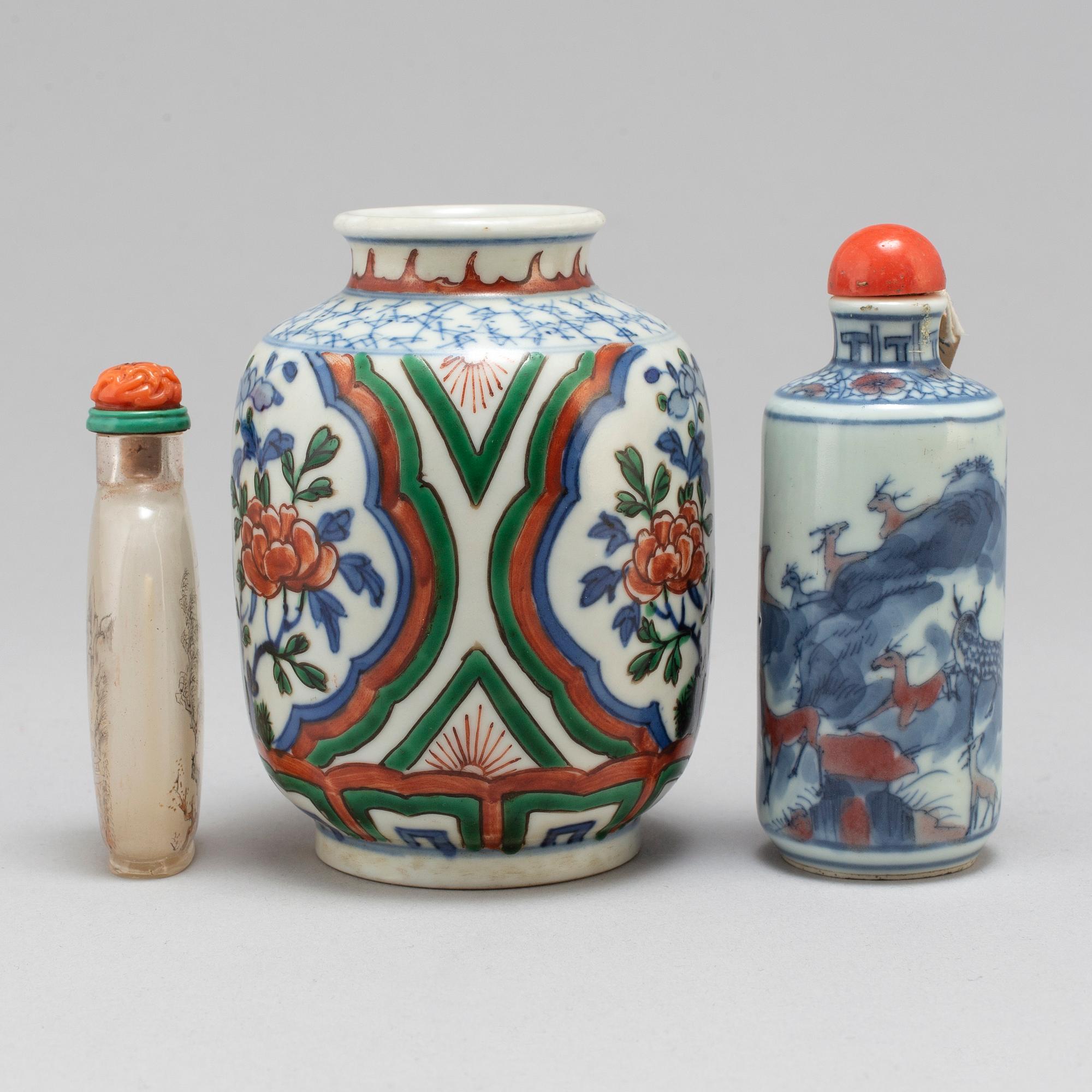 A Chinese wucai vase and two snuff bottles, 20th century.