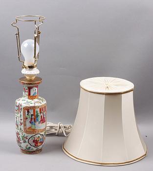 BORDSLAMPA, porslin, Kina. 1900-tal.