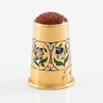 Thimble 18K gold with carnelian and enamel decoration.