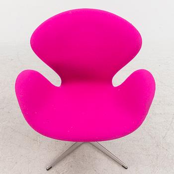 Arne Jacobsen, fåtölj, "Svanen", för Fritz Hansen, 2011.