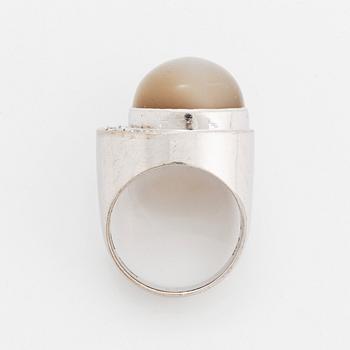 Ring 18K vitguld med en cabochonslipad månsten och runda briljantslipade diamanter.