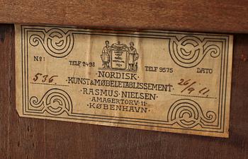 BYRÅ, rokokostil, 1900-talets första hälft.