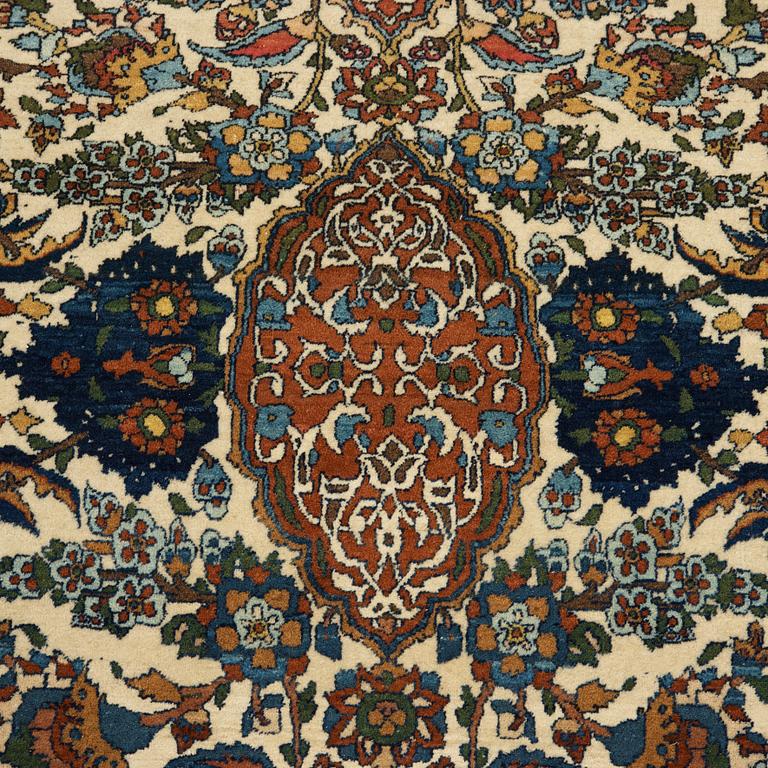 A semi-antique carpet from Esfahan, around 216 x139 cm.
