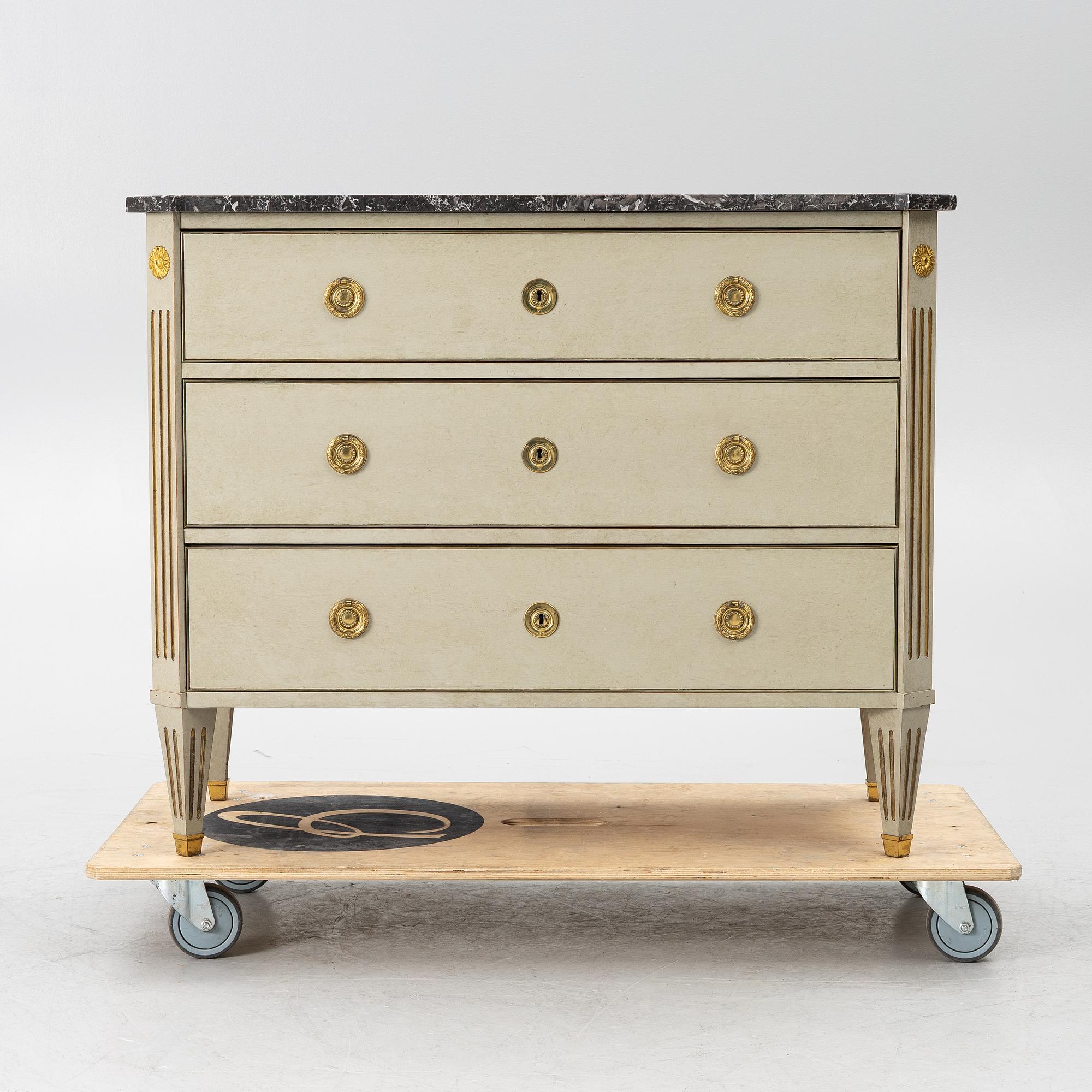Chest of drawers, Gustavian style, first half of the 20th century.