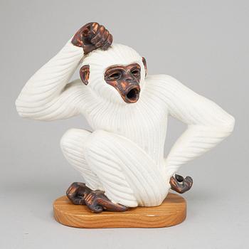 GUNNAR NYLUND, figurin, i form av gibbonapa, Rörstrand ed. 124/250.