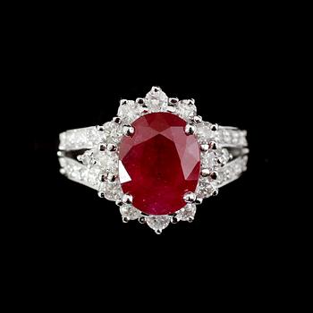 RING, 10 k vitguld, rubin ca 3,50 ct, briljantslipade diamanter tot ca 0,70 ct.