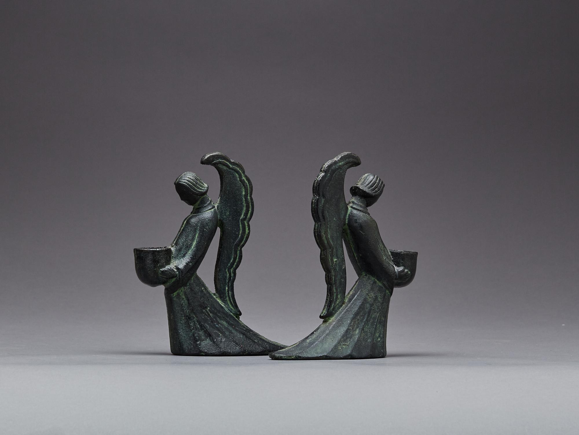 LJUSSTAKAR, ett par, patinerad brons, troligen Ystad metall.