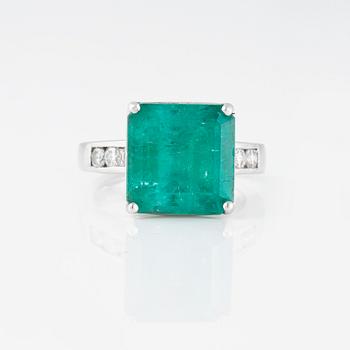RING, med fasettslipad smaragd ca 9.00 ct och 6 briljantslipade diamanter.