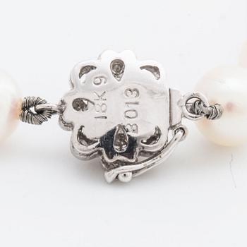 PÄRLCOLLIER odlade pärlor ca 7 mm lås i 18K vitguld m diamanter 8/8 samt 1 mindre odlad pärla ca 5 mm.