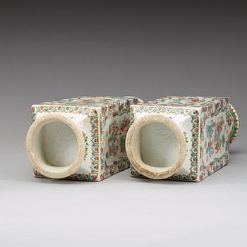 A pair of famille verte vases. Late Qing dynasty (1644-1912).