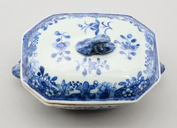 SMÖRASK, porslin, Kina, Qianlong 1736-1795.