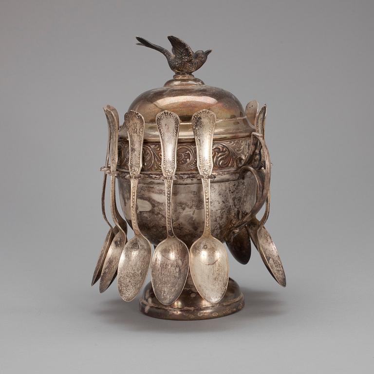 UPPSATSSKÅL, 12 st SKEDAR. Stämplat "Extra coin silver plate". England, sekelskiftet 1800/1900.